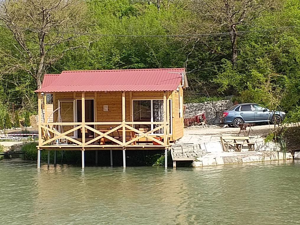 Домик над водо